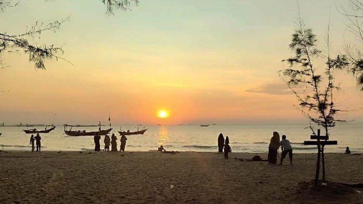 INDAH: Pesona sunset di Pantai Panduri, Kabupaten Tuban.