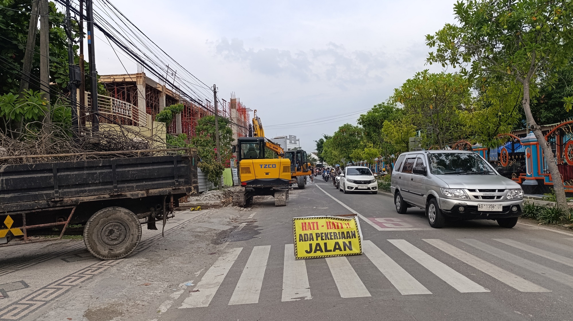 RESAHKAN WARGA: Proyek di Jalan Pattimura ini meresahkan warga, menyebabkan air PDAM ke warga mampet. Butuh koordinasi PDAM dengan DPKPCK dan kontraktor.