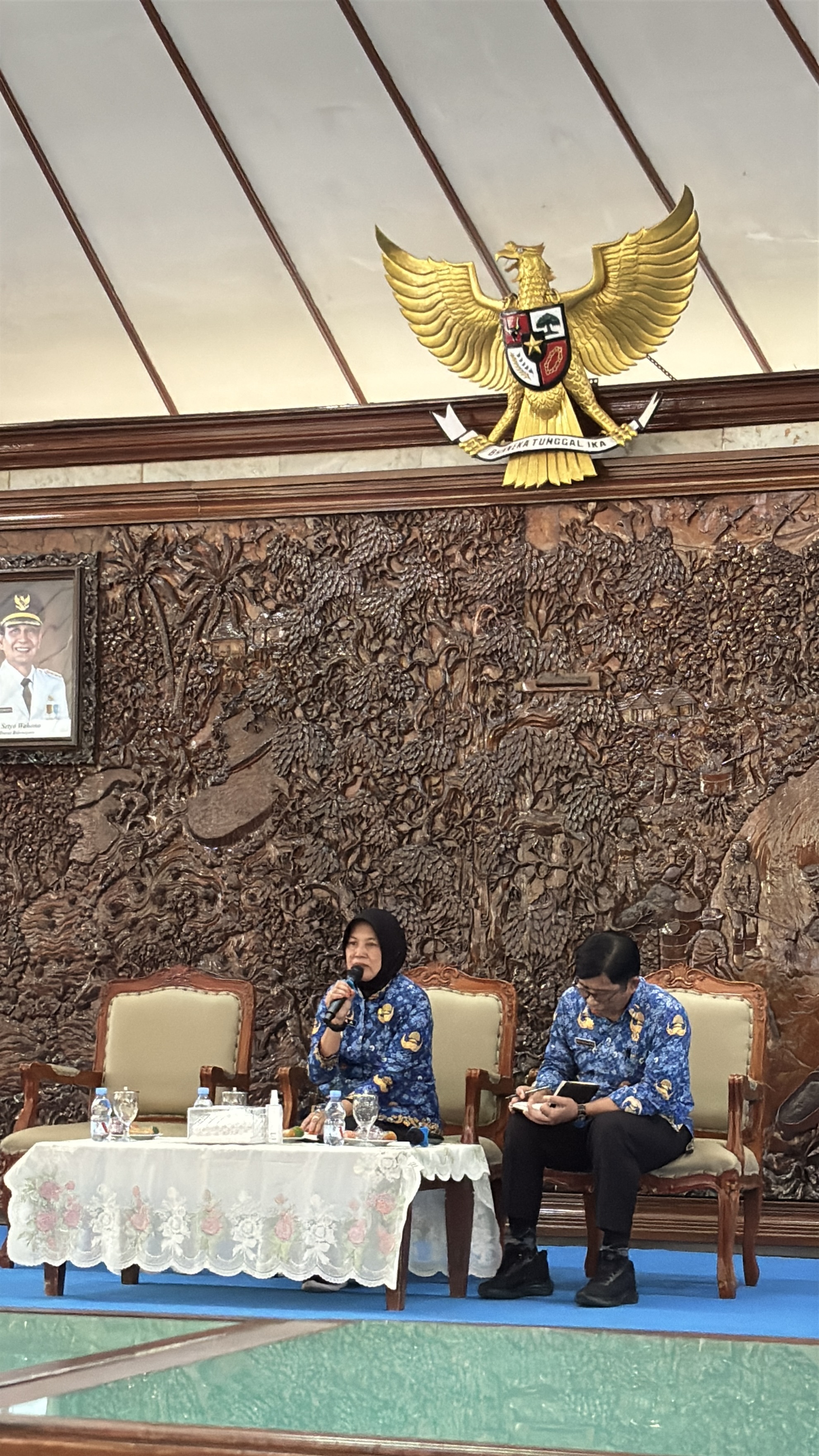 TERIMA ASPIRASI: Wabup Bojonegoro Nurul Azizah menyerap aspirasi dari masyarakat langsung dalam dialog interaktif SAPA Bupati di Pendapa Malowopati, Senin (17/11/2025).
