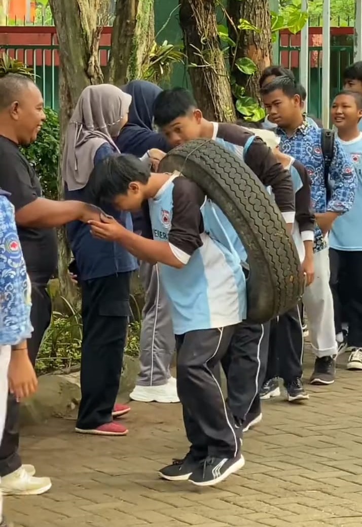 TAK BIASA: Siswa SMP Negeri 1 Dander bawa tas kresek, sangkar burung, hingga ban bekas program hari tanpa tas ransel.