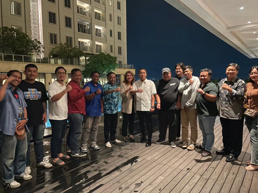 Datu Nova Fatmawati dan Fariz Julinar Maurisal berfoto bersama elemen suporter PSIS Semarang setelah menyelesaikan serah terima kepemilikan saham. (Instagram Kepareng Wareng)