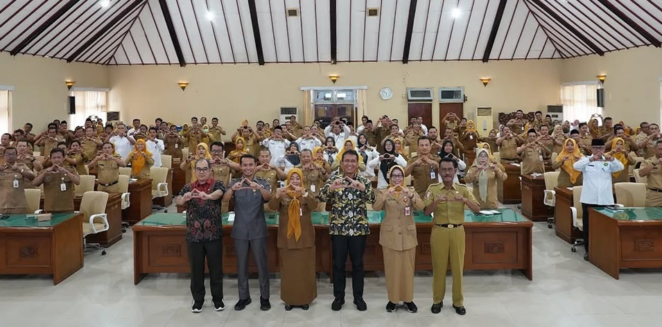PERKUAT KOLABORASI: Bupati Bojonegoro Setyo Wahono foto bersama peserta RakerdaUKS/M 2025 di ruang Angling Dharma, kemarin (18/11).