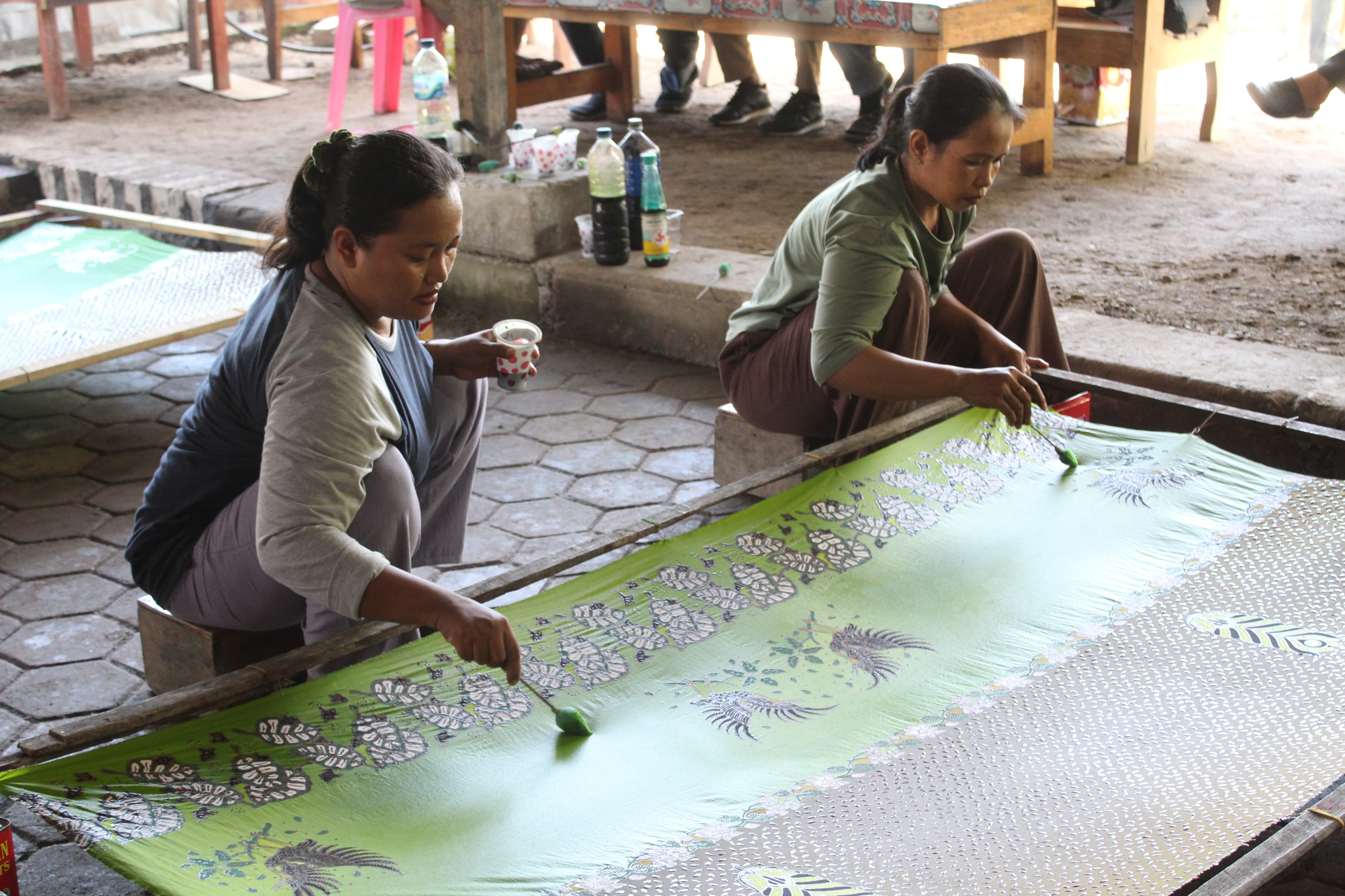 BATIK: Pertamina EP Cepu meginisiasi pelatihan batik pada 2016 lalu. Kini, terus berkembang kelompok Batik Sekar Rinambat di Desa Dolokgede, Kecamatan Tambakrejo, Bojonegoro.