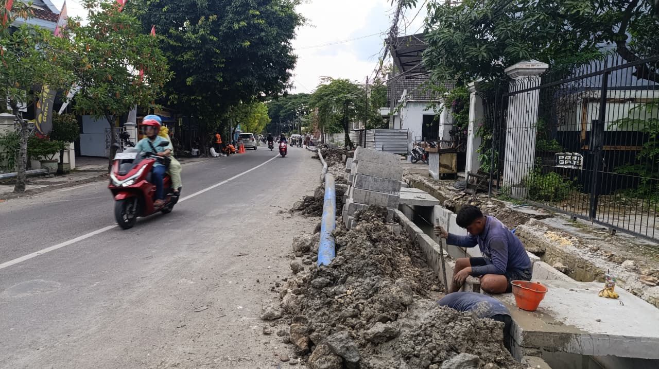 BIKIN AIR MAMPET: Galian proyek trotoar di Jalan Pattimura yang diduga menyebabkan pipa PDAM bocor, dan mengganggu aliran air ke warga di kawasan kota.