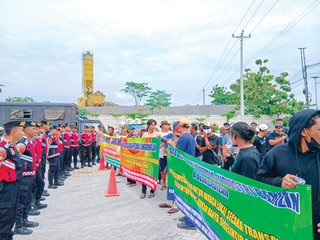 LAYANGKAN TUNTUTAN: Warga Desa/ Kecamatan Jiken melayangkan sejumlah tuntutan terhadap PT Pentawira.
