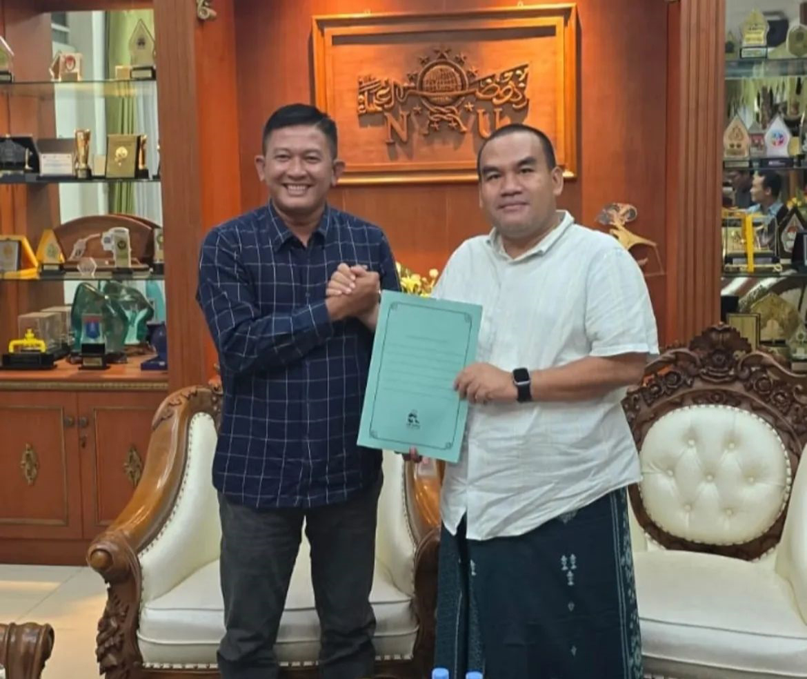 BERI AMANAH: Bupati Blora, Arief Rohman resmi menunjuk Kades Trembulrejo, Kecamatan Ngawen, M. Imfroni sebagai manajer baru Persikaba.