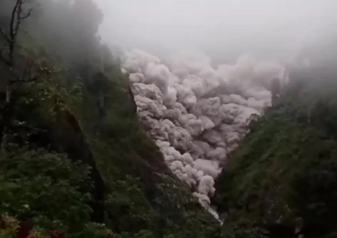 WASPADA: Gunung Semeru erupsi, Rabu sore (19/11/2025.