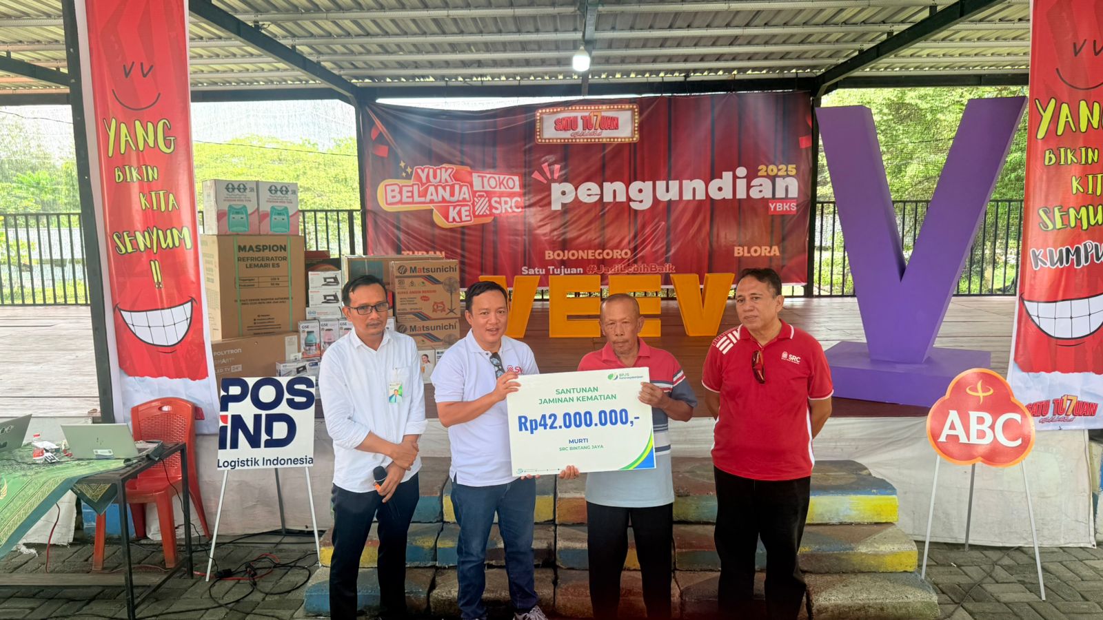 SANTUNAN: BPJS Ketenegakerjaan menyerahkan santunan kematian kepada peserta di Waduk Babo, Desa Sidobandung, Kecamatan Balen, Bojonegoro.