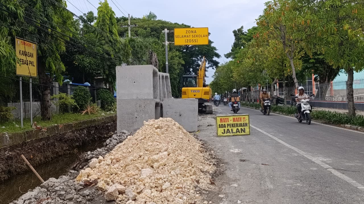 BIKIN MACET DAN AIR MAMPET: Proyek trotoar dan drainase di Bojonegoro ini bikin air PDAM mampet dan lalu lintas macet, karena ada gunungan tanah galian.