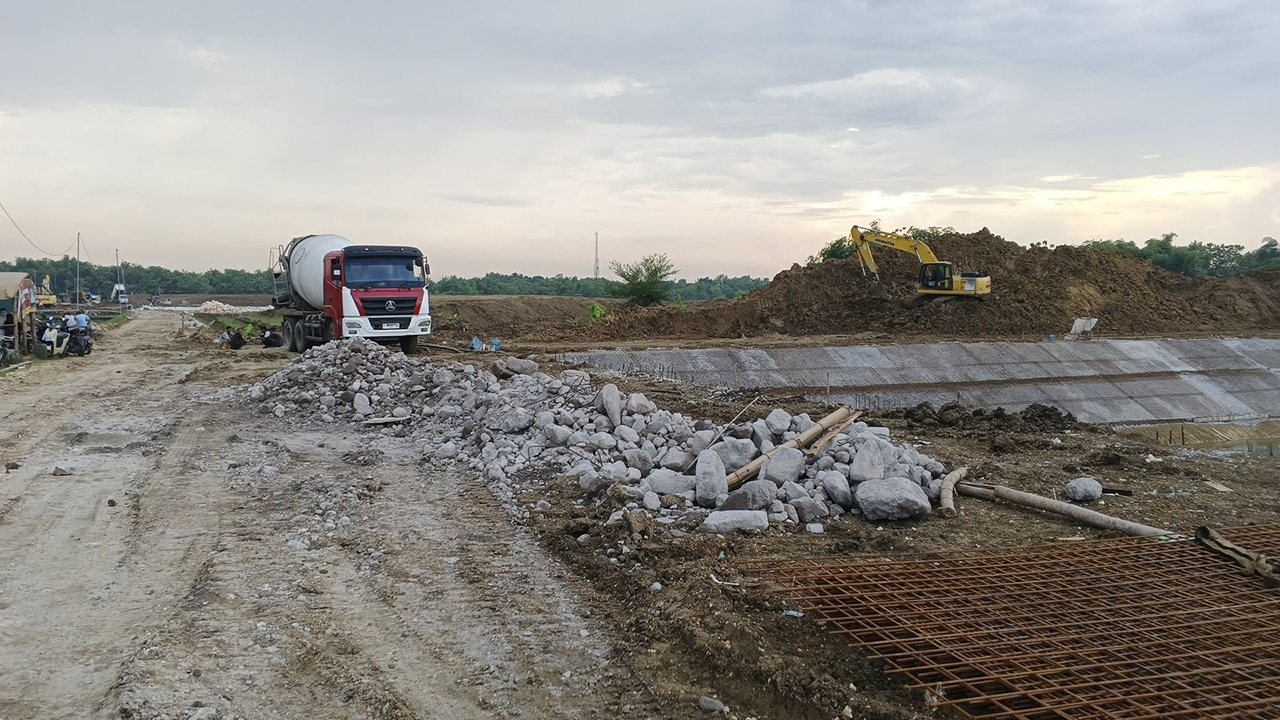 DIKEBUT: Rekanan proyek menggenjot proyek pembangunan embung Karangjati agar bisa rampung minggu depan.
