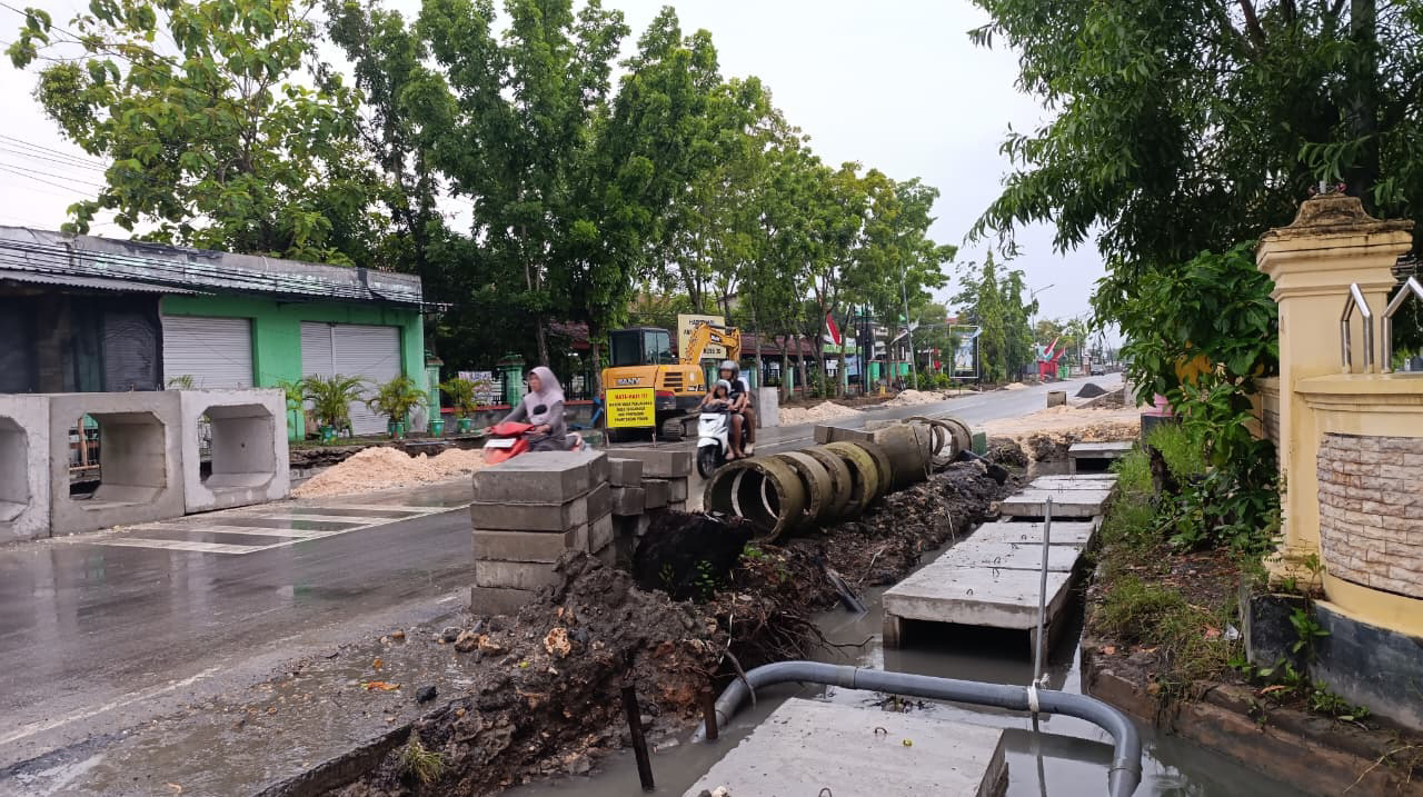 TERDAMPAK PROYEK: Pipa saluran PDAM di Jalan Panglima Polim mampet karena terdanpak proyek trotoar dan drainase.