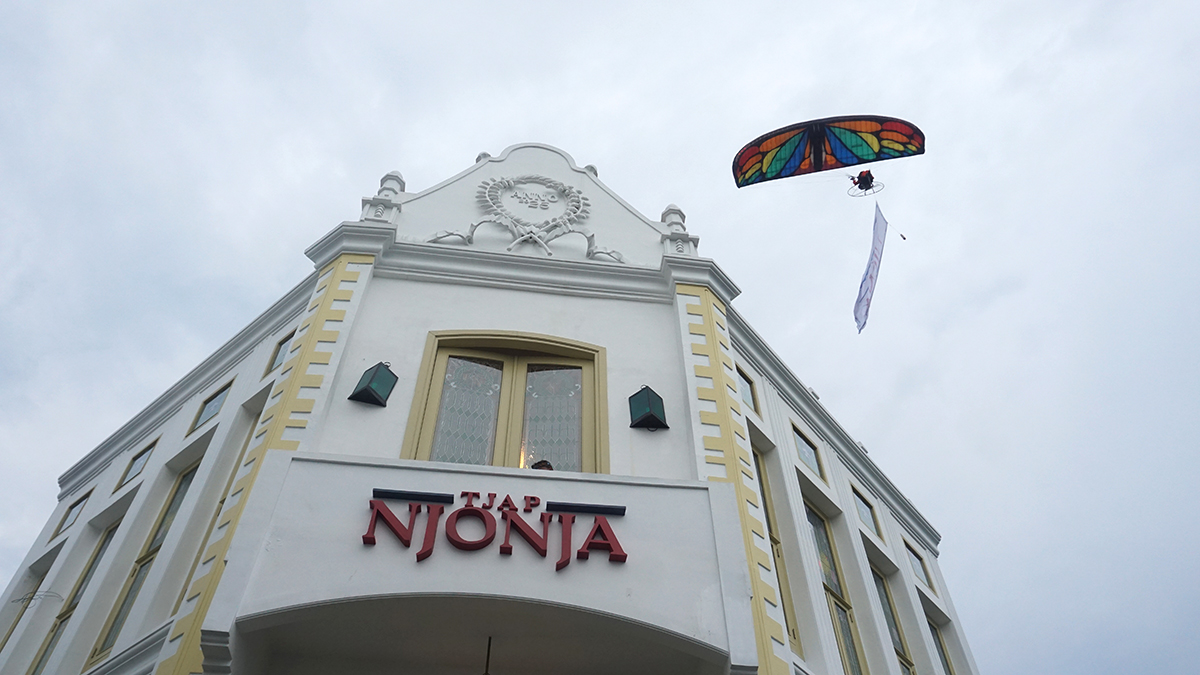 Pembukaan Bistro Tjap Njonja diramaikan dengan konser musik, visual mapping dan penerbangan paramotor. (YUAN EDO/RADAR BOJONEGORO)