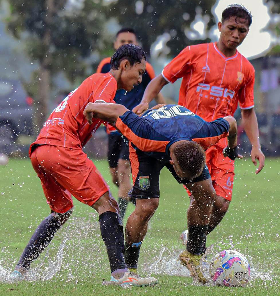 HUJAN: Rahel Radiansyah dikepung dua pemain PSIR Rembang dalam uji coba Rabu (19/11). Persibo berhasil meraih kemenangan 3-1 dalam laga di Lapangan Desa Pejambon tersebut.