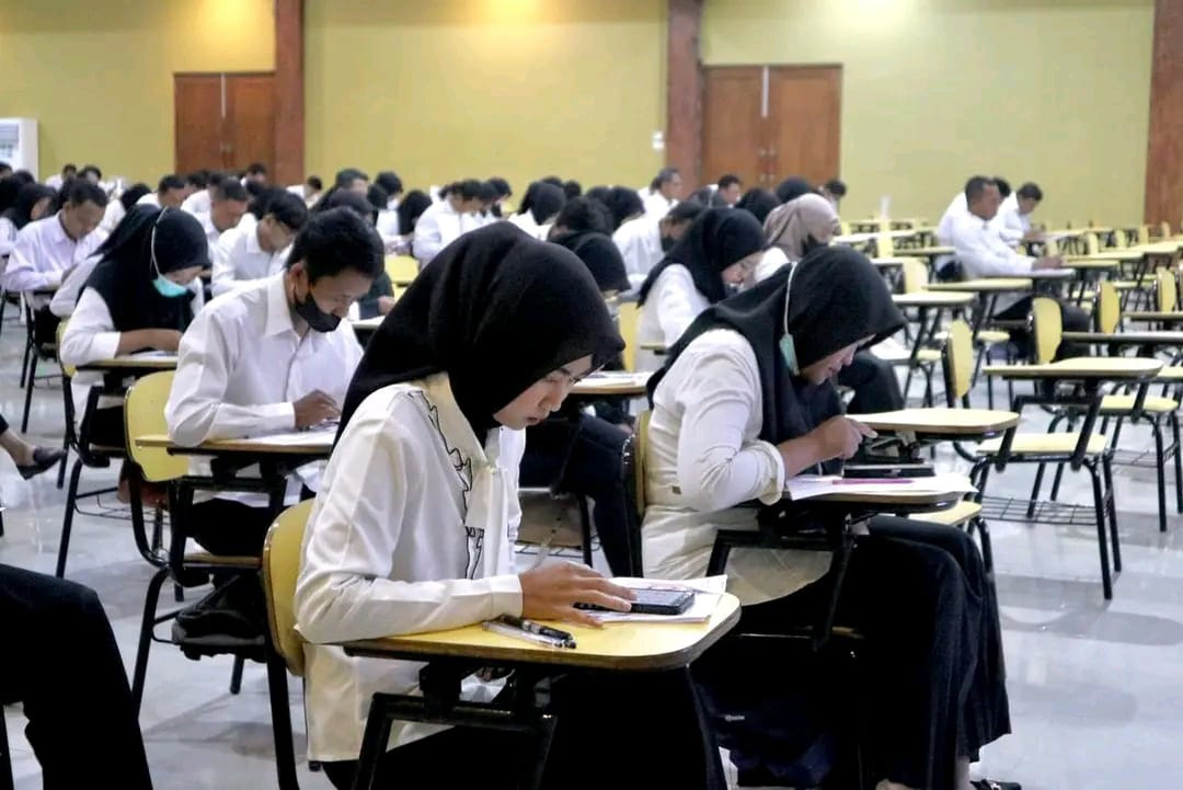 FOKUS: Ribuan peserta mengikuti CAT rekrutmen tenaga pendamping BUMDes di Hall Suyitno, Universitas Bojonegoro, Kamis (20/11).