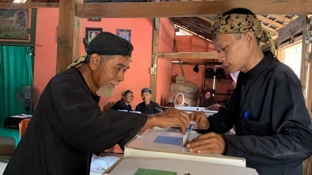 TOKOH SAMIN: Mbah Lasiyo (kiri), sesepuh Samin Klopoduwur saat mengikuti pemungutan suara di TPS saat Pemilu 2024.