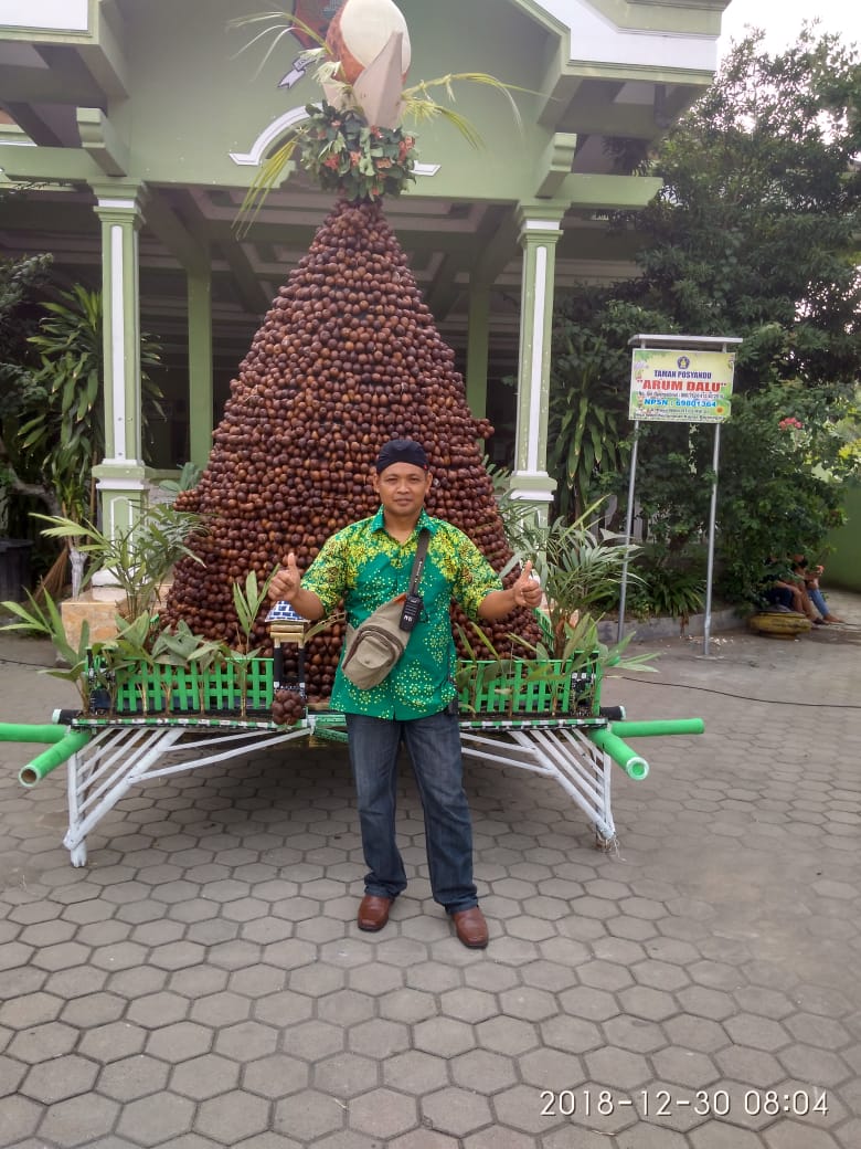 FESTIVAL 2018: Salah satu panitia mengabadikan fotonya di depan gunungan salak wedi pada 2018 silam.