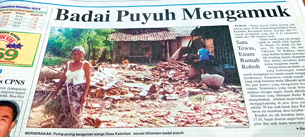 BENCANA: Arsip Jawa Pos Radar Bojonegoro EDISI 8 November 2003 menyuguhkan informais badai puyuh menerjang Bojonegoro dan Tuban.
