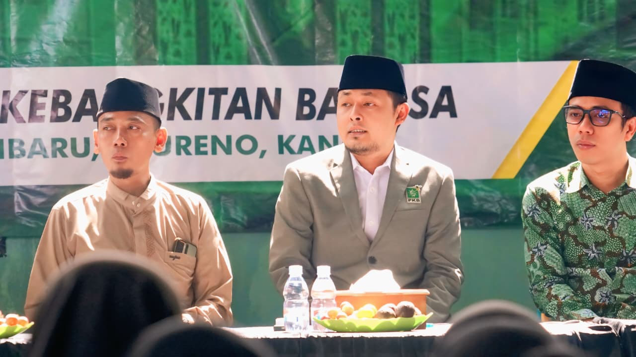 RESES: Ketua DPRD Bojonegoro Abdulloh Umar (tengah) menggelar reses masa sidang III di halaman rumahnya turut Desa Pasinan, Kecamatan Baureno.