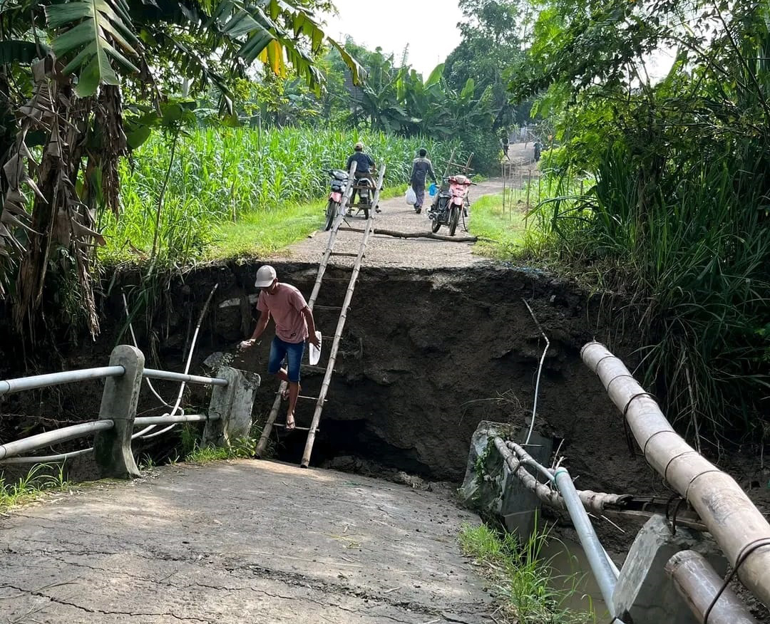 BUTUH PERBAIKAN: Kondisi jembatan penghubung Bojonegoro-Lamongan turut Desa Kendung, Kecamatan Kedungadem yang putus.