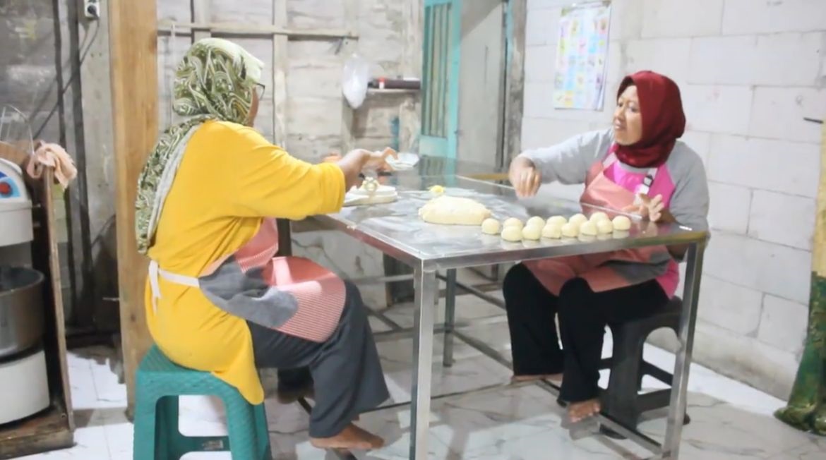BERDAMPAK POSITIF: Salah satu UMKM roti di Desa Gembol, Kecamatan Bogorejo menerima banyak pesanan untuk program MBG.