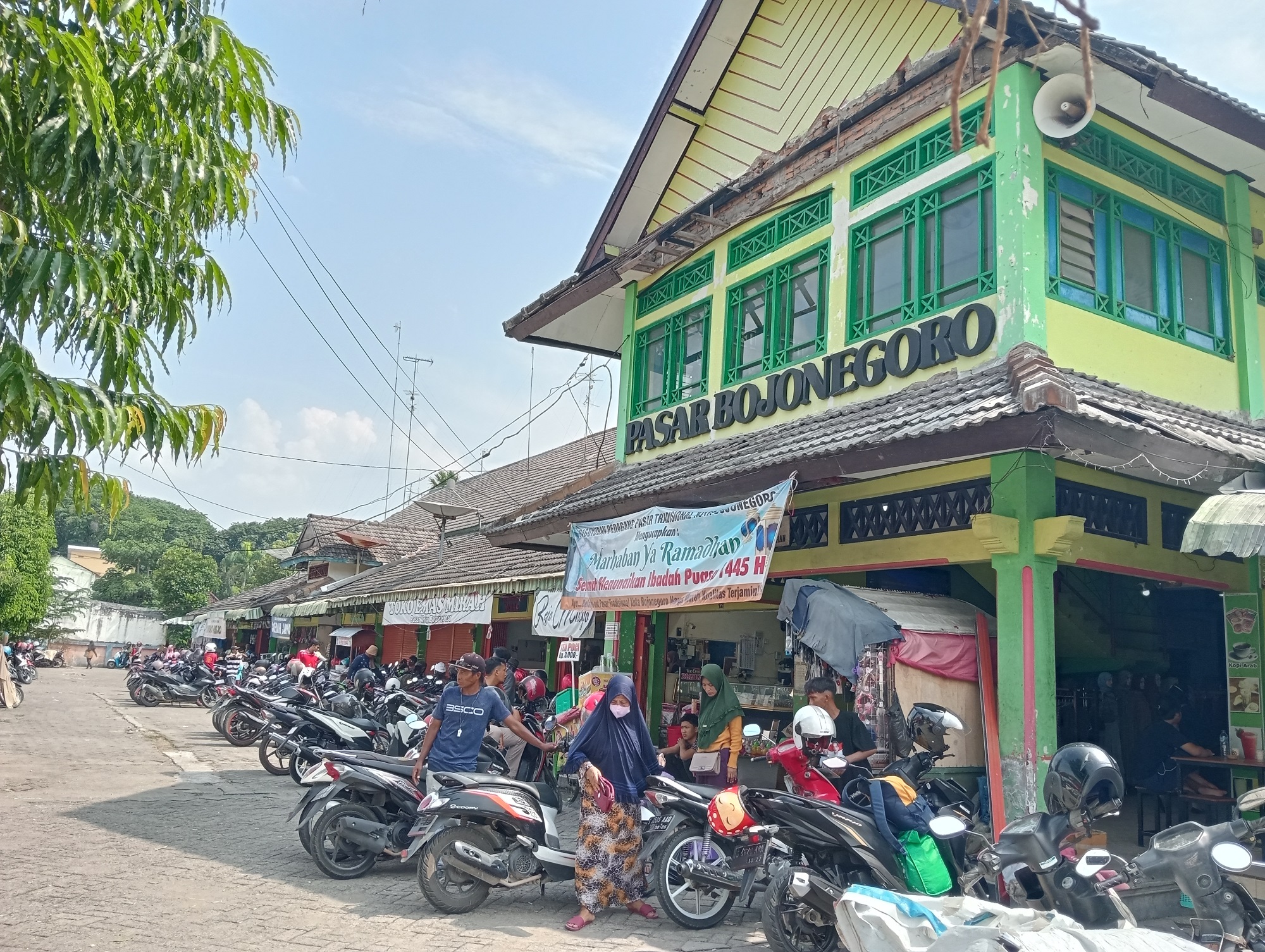 BUTUH RENOVASI: Bagian depan Pasar Kota Bojonegoro, tampak berjejer parkir sepeda motor.