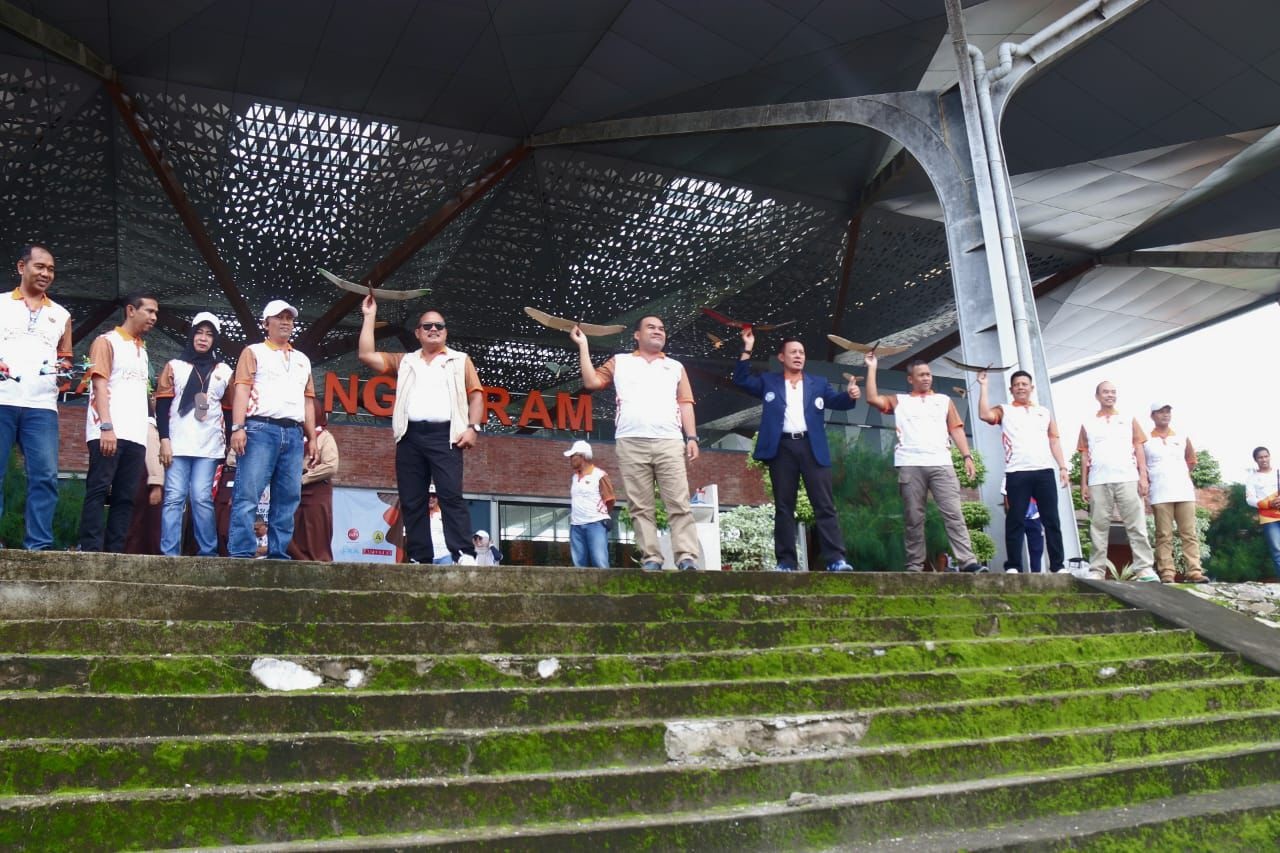SEDOT BANYAK PESERTA: Kejurnas aeromodelling di Bandara Ngloram, Cepu diikuti 277 peserta dari delapan provinsi.