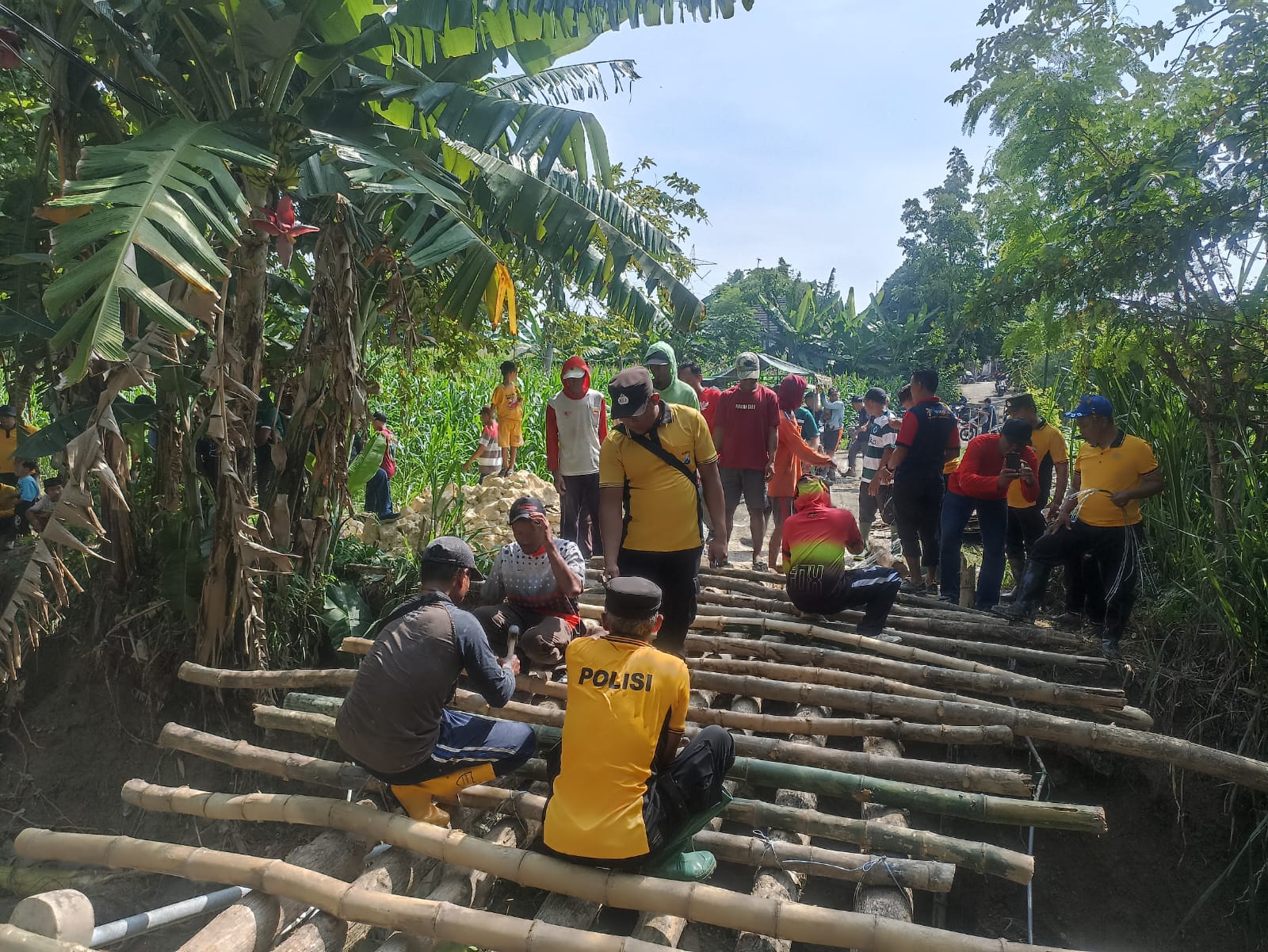 JEMBATAN SEMENTARA: Jembatan darurat menghubungkan Desa Talunrejo, Kecamatan Bluluk, Lamongan dengan Desa Kendung, Kecamatan Kedungadem, Bojonegoro.