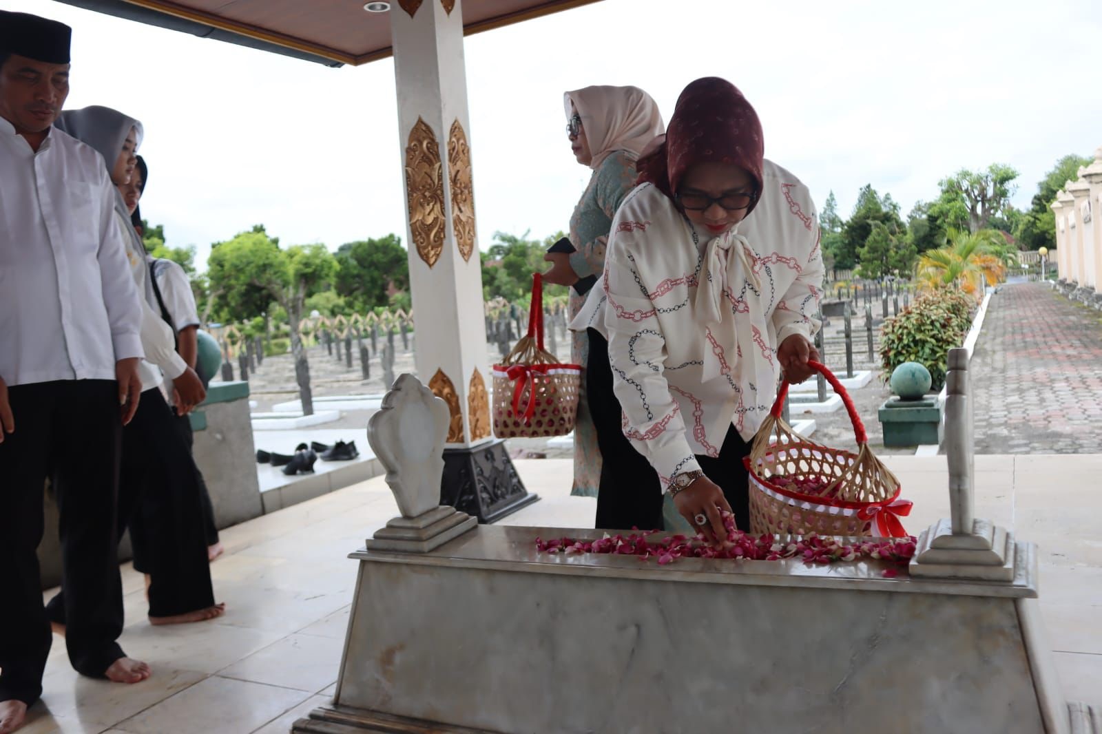 MENGENANG JASA: Wakil Bupati Blora, Sri Setyorini saat melaksanakan tabur bunga di makam Bupati terdahulu di luar daerah.