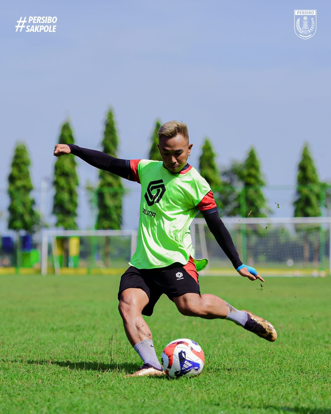 BERLATIH: Winger Persibo, Rahel Radiansyah saat latihan di Lapangan Plesungan, Kecamatan Kapas.