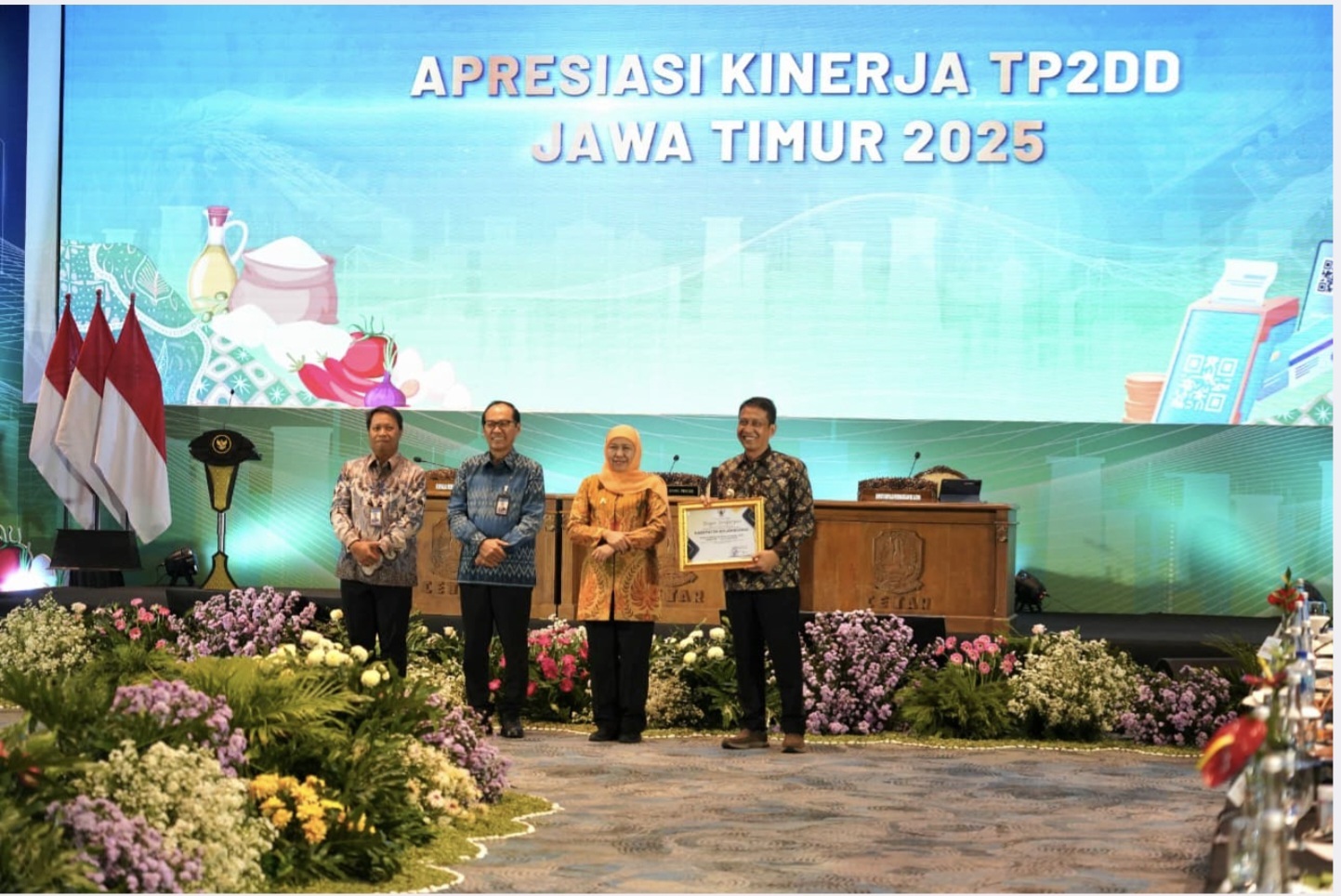 PRESTASI: Bupati Bojonegoro Setyo Wahono menerima dua penghargaan tingkat Provinsi Jawa Timur yang diberikan langsung oleh Gubernur Jawa Timur Khofifah Indar Parawansa di Surabaya, Selasa (25/11).