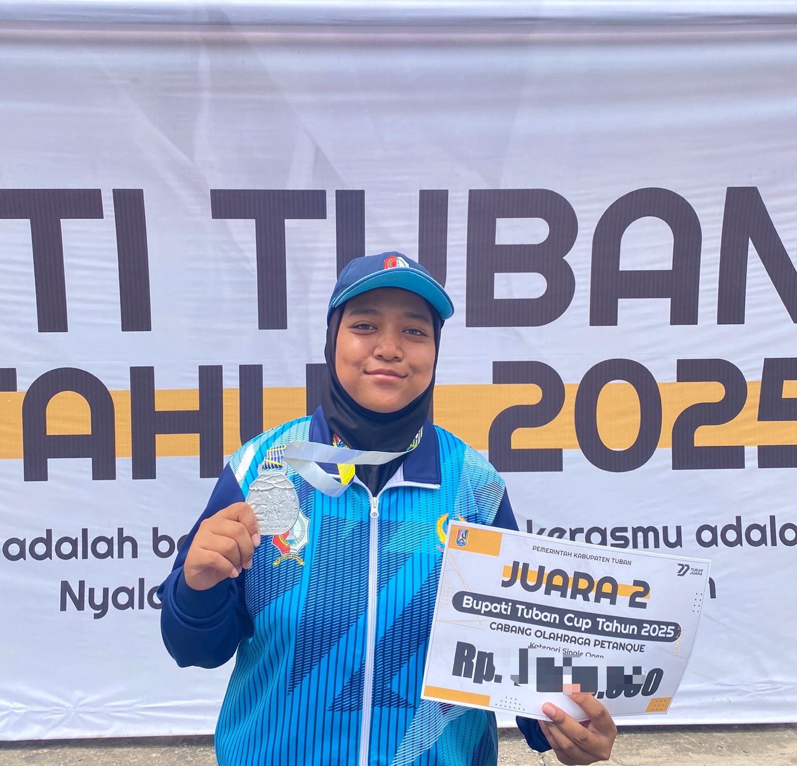 BANGGA: Rialita Nurul Ilmi saat menyabet Juara 2 Single Open cabor petanque di ajang Bupati Tuban Cup 2025.