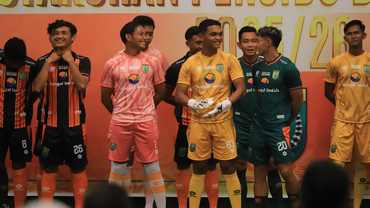 Kini membedakan antara kiper dan pemain Persibo bakal jadi lebih mudah, dengan kontras warna lebih kentara. (YUAN EDO/RADAR BOJONEGORO)
