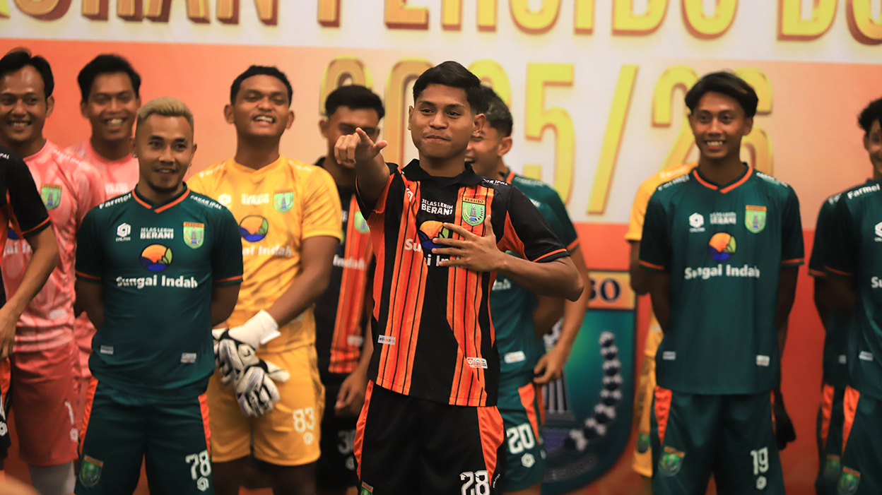 Fransiskus Xaverius Nono memperkenalkan diri sebagai pemain baru Persibo Bojonegoro. (YUAN EDO/RADAR BOJONEGORO)