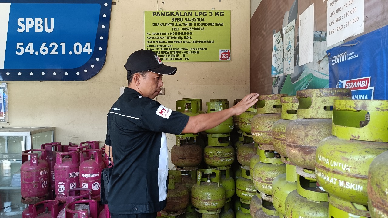 STOK AMAN: Petugas pangkalan elpiji di SPBU Desa Kalianyar, Kecamatan Kapas memastikan stok elpiji aman hingga akhir tahun.
