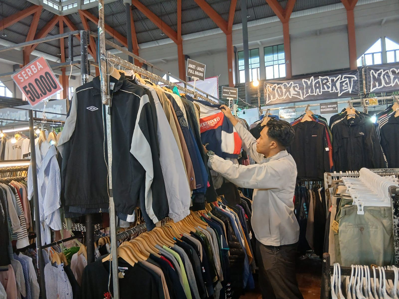 BANYAK PEMINAT: Remaja menjadi konsumen utama bisnis jual beli barang trifting atau fashion bekas.
