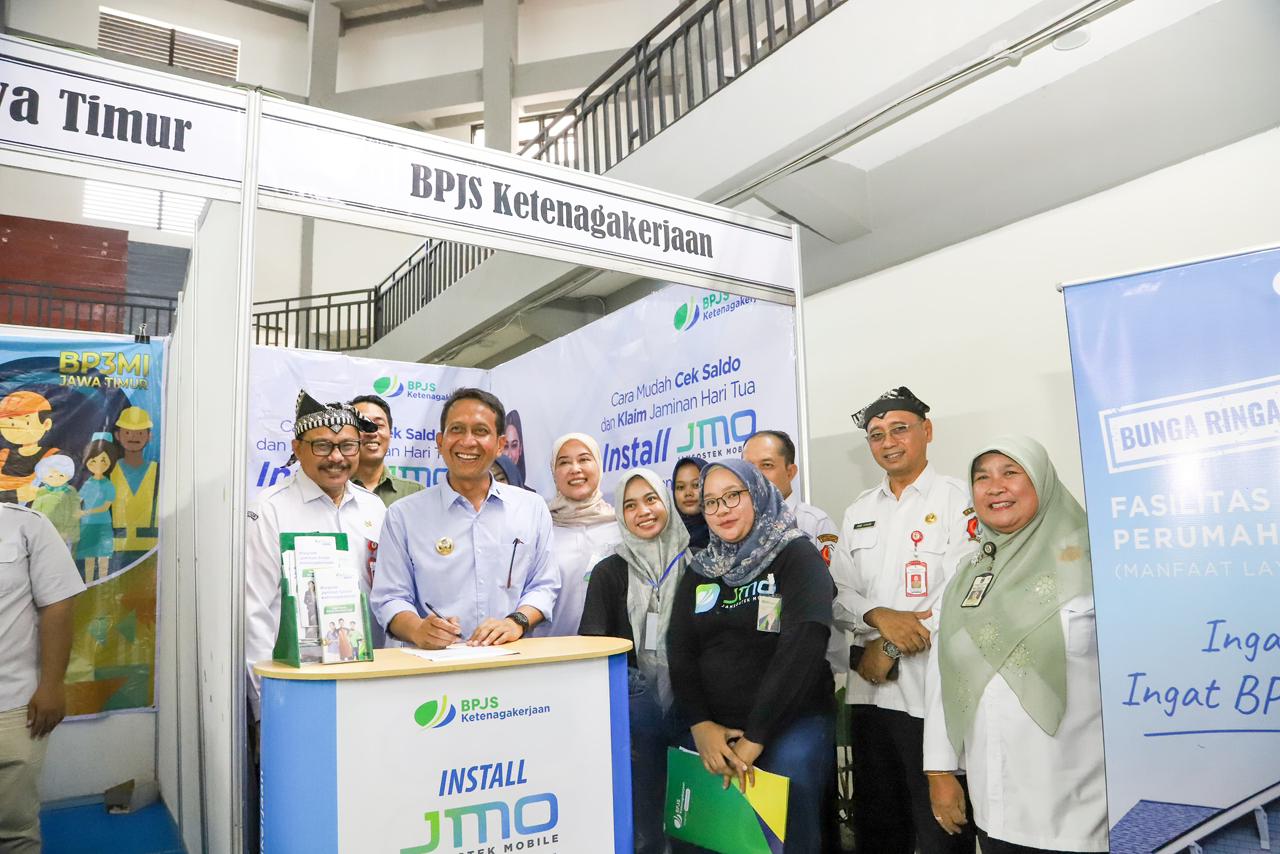 SEMARAK: Bupati Bojonegoro Setyo Wahono mengunjungi booth BPJS Ketenagakerjaan Bojonegoro.