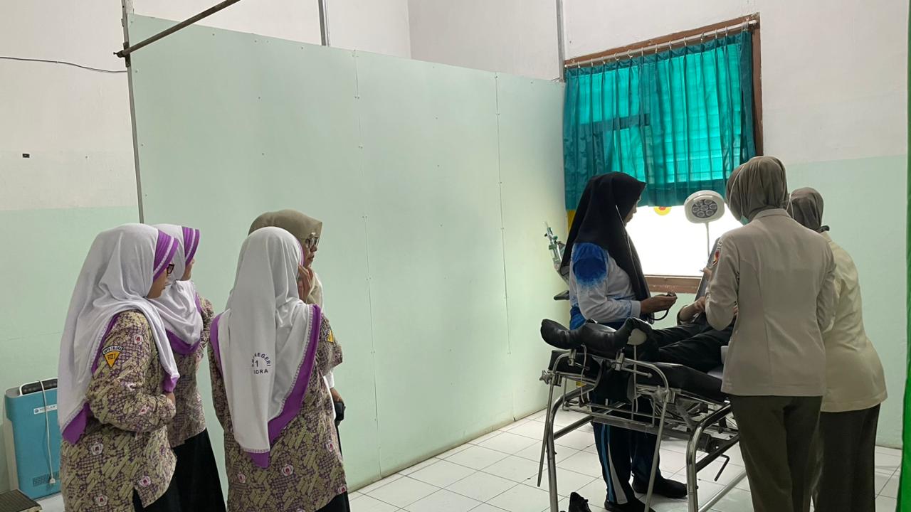 PERAWATAN MEDIS: Sejumlah 20 dari total 204 siswa yang diduga keracunan makanan MBG jalani perawatan di RS Djawatan Kesehatan Tentara (DKT) Blora, Rabu (26/11/2025).
