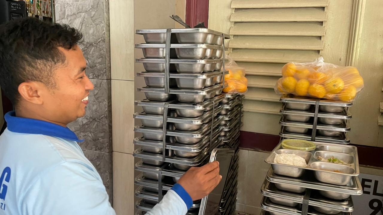 MBG: Tumpukan ratusan ompreng MBG dikembalikan karena ada dugaan siswa keracunan.