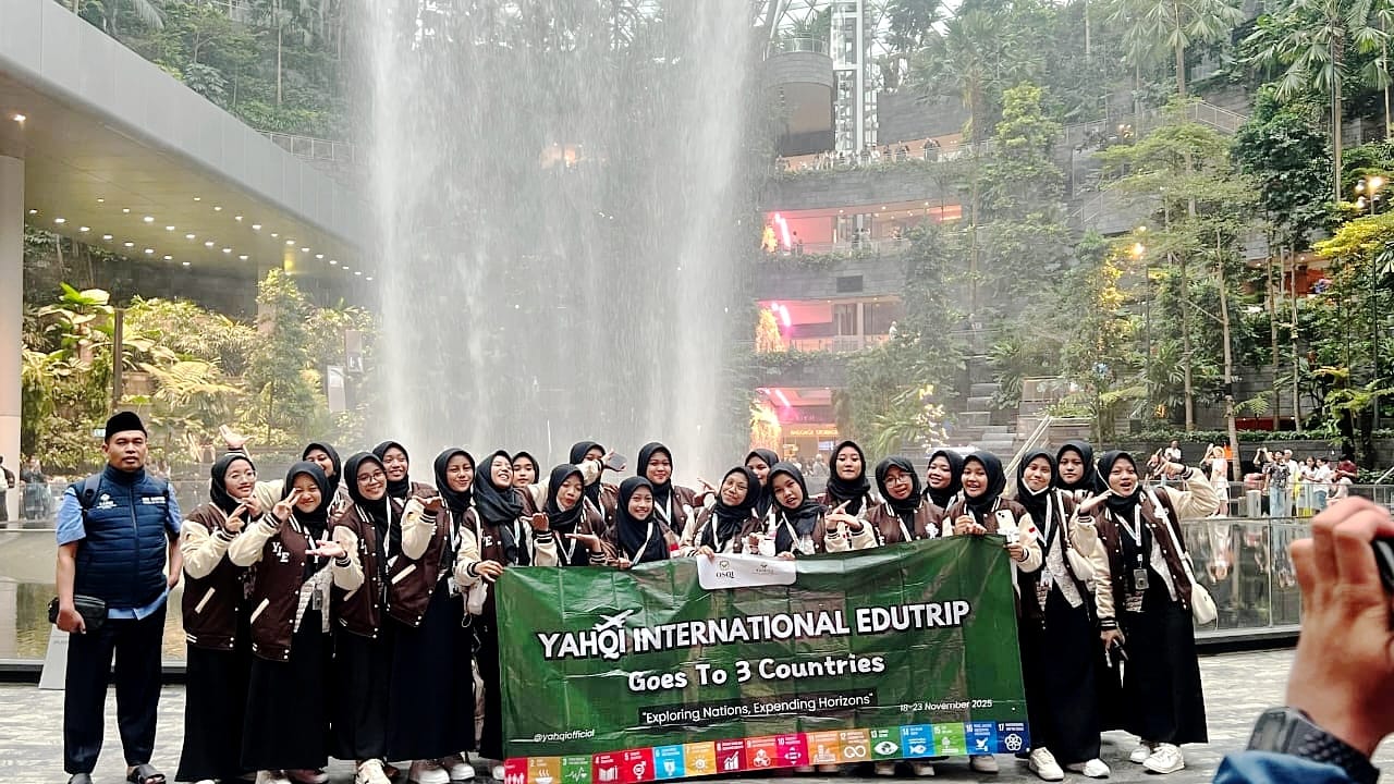 Santri Pesantren YAHQI sampai di Changi Airport, Singapura.