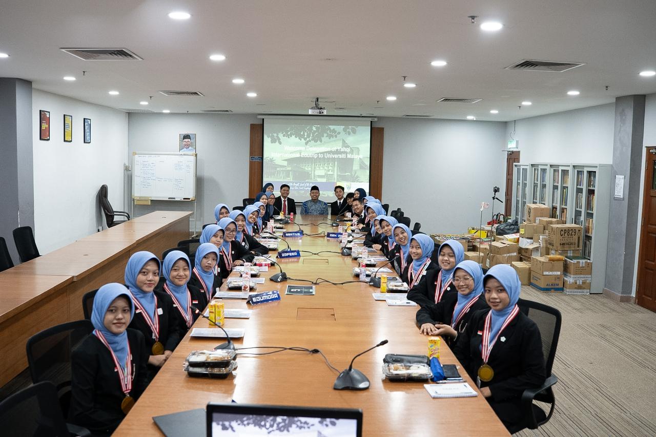 Santri Pesantren YAHQI diberikan kesempatan untuk presentasi di Universitas Malaya.