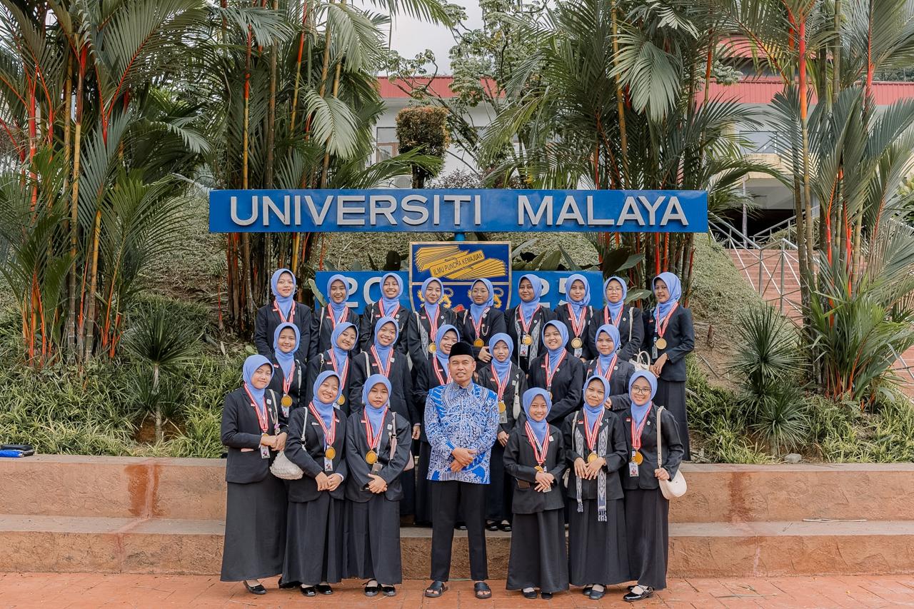 Santri Pesantren YAHQI Bojonegoro di Universiti Malaya, Malaysia.
