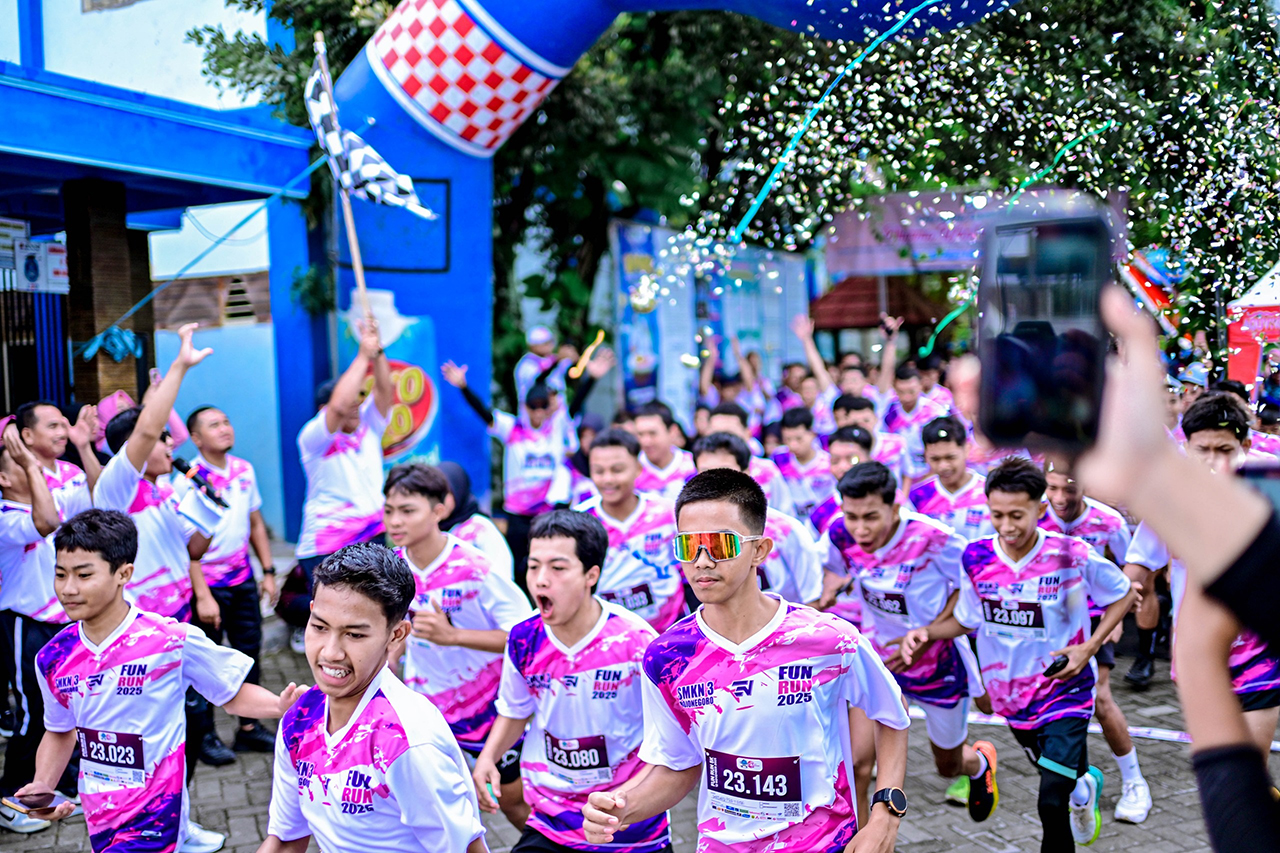 SEMANGAT: Peserta antusias mengikuti fun run HUT SMKN 3 Bojonegoro dan bersaing sehat untuk mencapai garis finis.