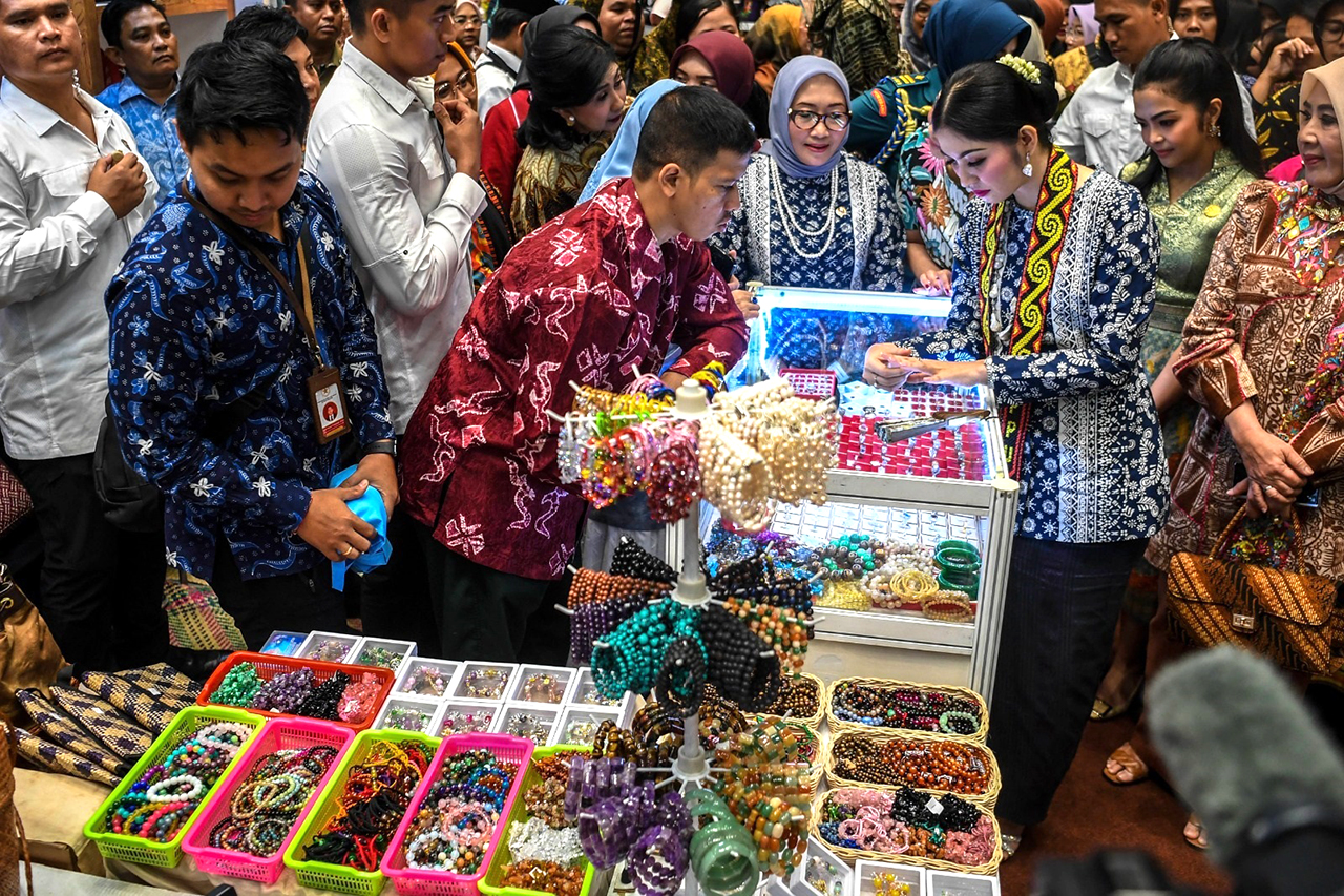 DUKUNG: Pemkab Bojonegoro melalui Disdag terus dukung UMKM dengan berbagai program unggulan. Salah satunya ikut pameran, nampak stan kabupaten Bojonegoro dikunjungi oleh banyak orang .