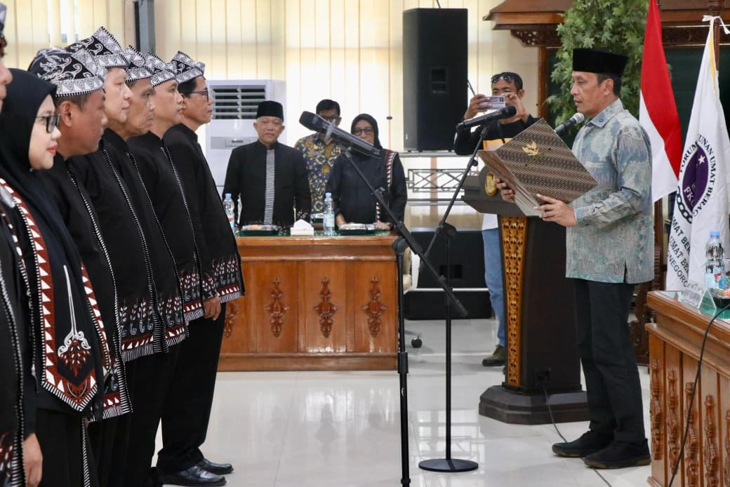 PENGUKUHAN: Bupati Setyo Wahono didampingi Wakil Bupati Bojonegoro Nurul Azizah mengukuhkan kepengurusan baru FKUB Bojonegoro di Ruang Angling Dharma Pemkab Bojonegoro, kemarin (27/11).