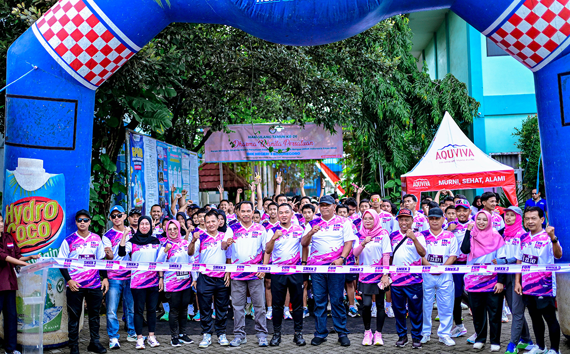 SINERGITAS: Kacabdindik Hidayat Rahman didampingi Kepala SMKN 3 Bojonegoro berfoto bersama warga sekolah sebelum pemberangkatan fun run.