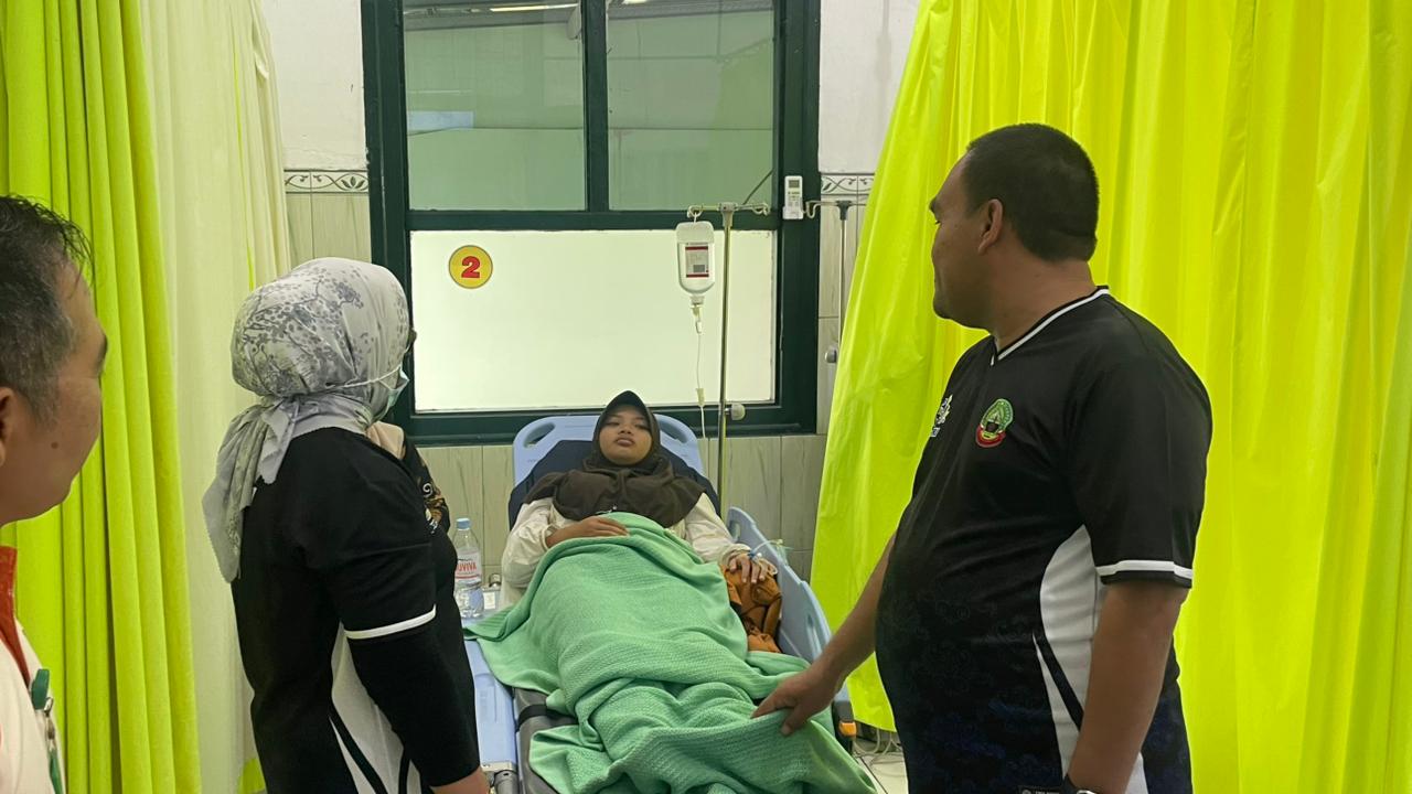 DUGAAN KERACUNAN: Bupati Blora Arief Rohman bersama Wakil Bupati Sri Setyorini menjenguk korban dugaan keracunan MBG di&nbsp;RS&nbsp;DKT&nbsp;Blora.