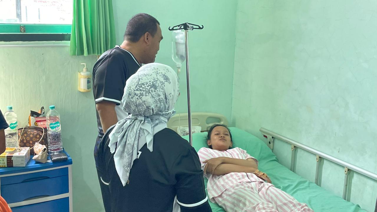 DUGAAN KERACUNAN: Bupati Blora Arief Rohman bersama Wakil Bupati Sri Setyorini menjenguk korban dugaan keracunan MBG di&nbsp;RS&nbsp;DKT&nbsp;Blora.