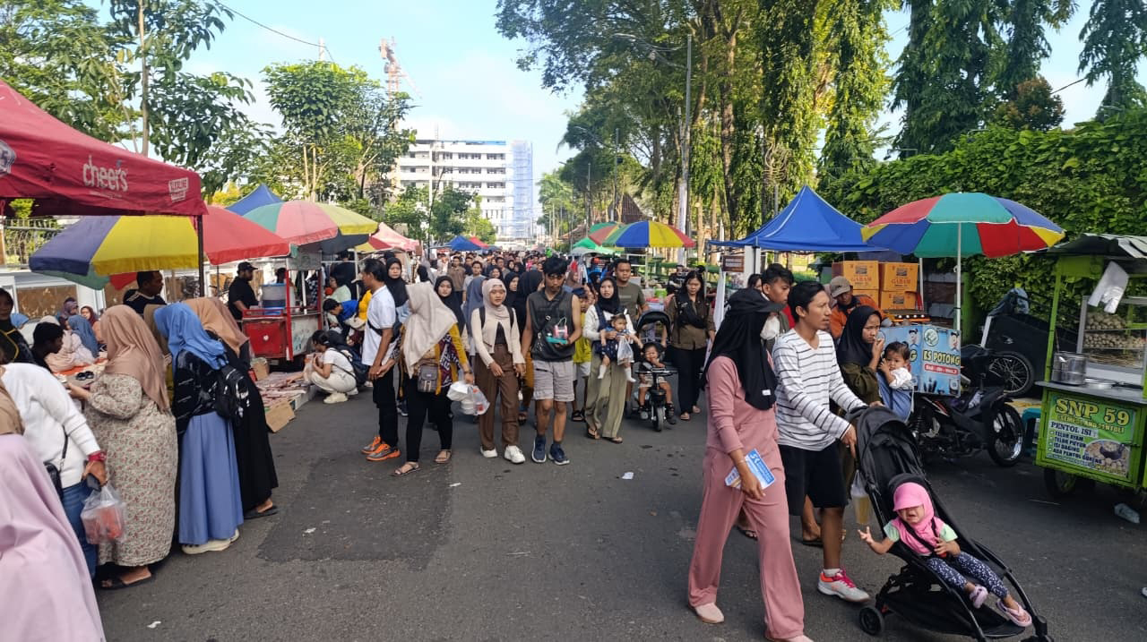 RAMAI: Keramaian pengunjung car free day (CFD) berkeliling di Alun-Alun Bojonegoro setiap Minggu.