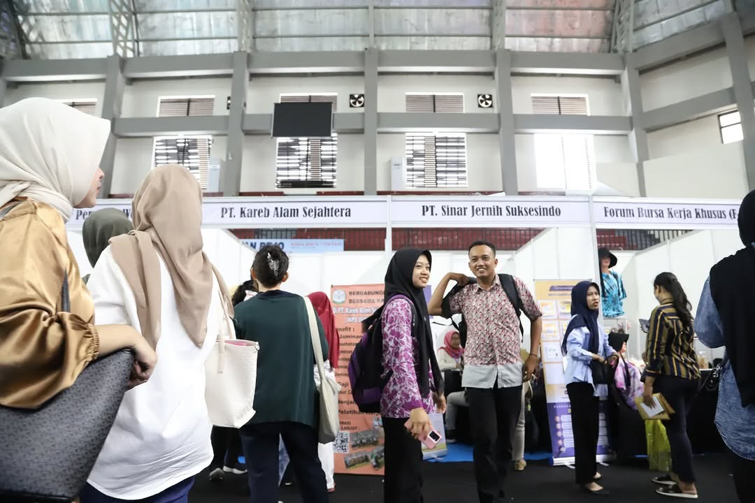 RAMAI CALON PELAMAR: Ribuan pencari kerja berburu lowongan pekerjaan pada ajang Pekan Bejo di GOR Utama Bojonegoro pada 25-26 November 2025. (DHANI WAHYU ALFIANSYAH./RADAR BOJONEGORO)