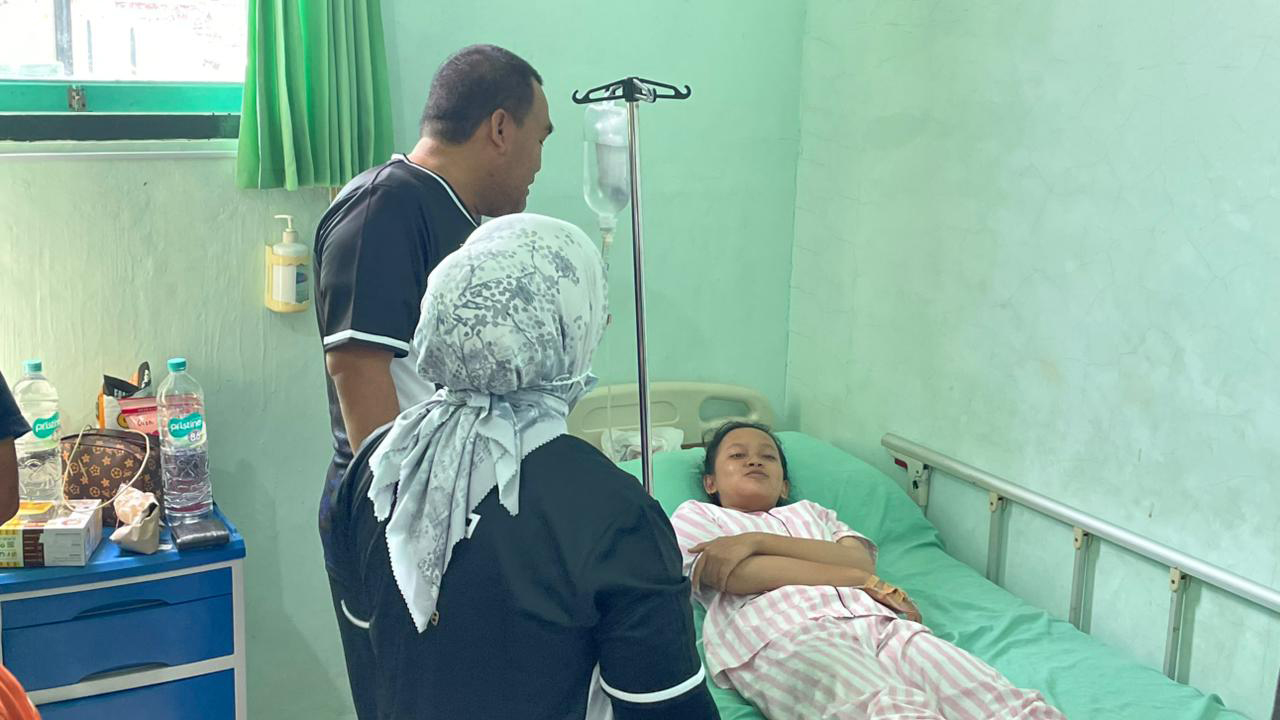 DUGAAN KERACUNAN: Bupati Blora Arief Rohman bersama Wakil Bupati Sri Setyorini menjenguk korban dugaan keracunan MBG di RS DKT Blora.